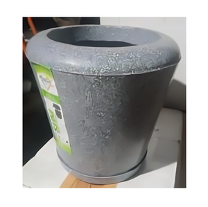 Pot de plantes en céramique classique dans des couleurs neutres douces adaptées aux herbes succulentes ou aux plantes d'intérieur traînantes à l'intérieur - Product Image 1