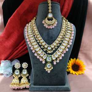 Ensemble de collier couche Kundan avec Maang Tikka comprend plusieurs couches de pierres Kundan conçues de manière complexe, touche royale à regarder - Product Image 2