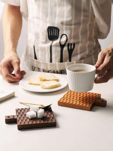 Sous-verres sophistiqués en bois de noyer Élégant décor à la main pour tables et tapis - Product Image 4