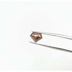 Diamante natural suelto de sal y pimienta, facetado en pentágono, 6.2-7.7 mm, 1.3 Ct, claridad VS2, buen corte, certificado IGI para uso en joyería - Product Image 1