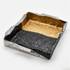 Bandeja de aluminio fundido Gleam antigua en forma rectangular, asas laterales detalladas, perfectas para exhibiciones de comedor elegantes, servicio formal - Product Image 1