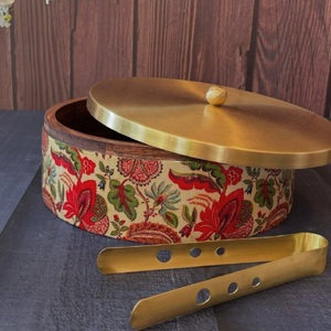 Maß gefertigte Gewürz box aus Messing mit vier Fächern, die jeweils einen kleinen Löffel enthalten. Ideal für den Weiter verkauf und den persönlichen Gebrauch - Product Image 3