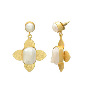 Boucles d'oreilles clous vintage chrétiennes en perle d'eau douce naturelle blanche nacrée, laiton plaqué or 24 carats, sans nickel, faites à la main, style statement - Product Image 2