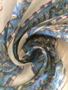 ผ้าฝ้ายพิมพ์ลายด้วยมือ ลายเพสลีย์ บูตะ พร้อมขอบลายดอกไม้ |   ผ้าสีขาวน้ำเงินอินเดีย - Product Image 5