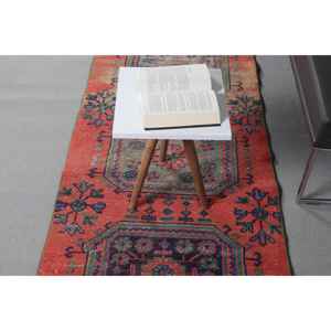 Alfombra Turca Vintage de 2.5x11.4 pies (77x347 cm), Alfombra Roja con Diseño Floral - Product Image 5