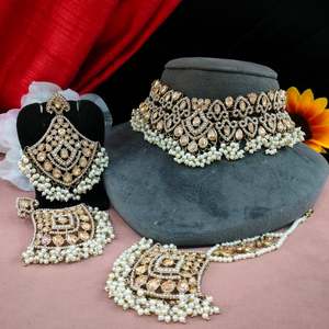 Collar Kundan elegante y opulento con circonitas detalladas Maang Tikka para bodas y ocasiones festivas - Product Image 2