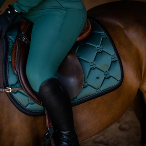 Tapis de selle anglais équestre de qualité supérieure Conception matelassée Doublure intérieure souple Respirant et durable Tapis de selle de soutien - Product Image 2