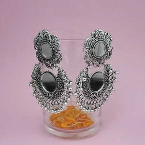 Kriaa oxydé plaqué miroir Jhumki boucles d'oreilles classique à la mode 1314515 boucles d'oreilles en laiton avec perle diamant pour les fêtes cadeaux - Product Image 1