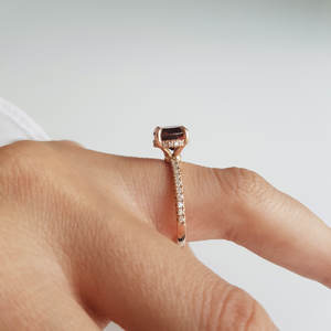 แหวนหมั้นและแต่งงานทองคำแท้ 14K ประดับด้วยทัวร์มาลีนสีชมพูธรรมชาติ ดีไซน์หรูหราสำหรับทั้งชายและหญิง พร้อมเพชร 2 กะรัต - Product Image 4