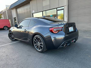 2017 pour 86 Coupé 2 portes Volant à gauche Sièges en cuir Phares à LED Toit ouvrant Vitesse élevée Vente en gros - Sans accident ! - Product Image 4