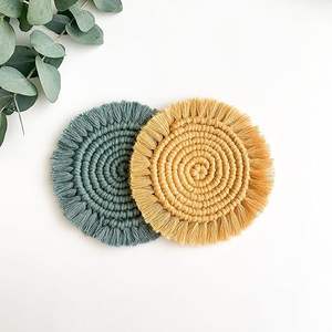 Posavasos de macramé de fabricante de confianza con borde deshilachado y tono crema suave perfecto para mañanas tranquilas o exhibiciones de decoración cálida - Product Image 1