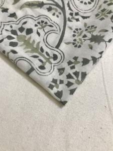 Tela de Algodón Estampada a Mano con Motivo Floral Árabe en Verde Oliva y Carbón sobre Base Natural - Product Image 3