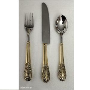 ชุดช้อนส้อมสแตนเลสสตีลแบบวินเทจ ดีไซน์ยั่งยืน พร้อมด้ามจับทองเหลืองลายปั๊มนูน ทนทานและนำกลับมาใช้ใหม่ได้ - Product Image 1