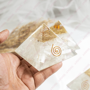 Pyramide de guérison en sélénite naturelle premium avec pointe de cristal pour la méditation et la décoration - Product Image 1