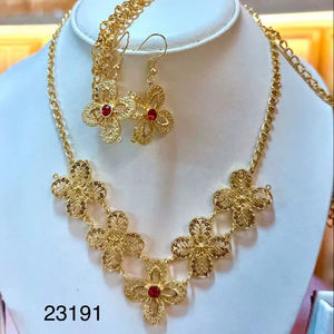 Conjunto de Collar con Diseño de Flores Chapado en Oro Tradicional con Detalles de Piedras Rojas Modelo n.° 23191 - Product Image 1