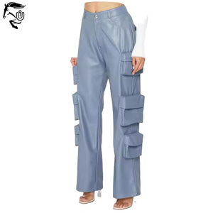 DENIMGUYS Pantalones de chándal chinos de pierna recta regular para hombre Estampado en relieve Logo Rayas en cuero negro Estilo frontal plano - Product Image 4