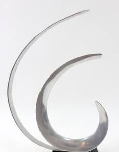 Orren Ellis Escultura de aluminio pulido moderno Mesa pulida de plata negra con decmode azul Estilo antiguo Color plata moderna - Product Image 1