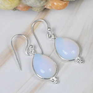 Boucles d'oreilles en argent sterling 925 faites à la main avec des pierres précieuses, conception de goutte d'opalite laiteuse en forme de poire, cadeau de naissance d'octobre pour anniversaire - Product Image 2