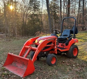 Tractor Subcompacto 4x4 BX1860 de 2012 con Cargador Frontal - 18 HP, Utilidad Eficiente en un Diseño Compacto - Product Image 1