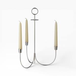 Bougeoir moderne en argent poli à trois bras avec un design en métal incurvé et une poignée en anneau pour un centre de table élégant - Product Image 1
