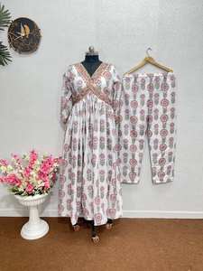 DESIGNER SOIRÉE BLANC ÉTÉ-FLEURS EN FLEURS COUPE NAIRA TOP -PENT - Product Image 6