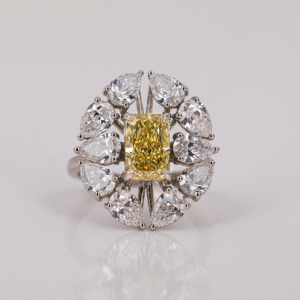 Bague de fiançailles en or massif 18 carats avec diamant de laboratoire jaune taille radiant en forme de fleur et diamant poire EF – Cadeau luxueux pour femme - Product Image 2