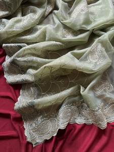 Sari long en soie Tussar pure avec broderie sur les deux côtés, travail riche du pallu, avec pièce de blouse assortie de SIE - Product Image 3