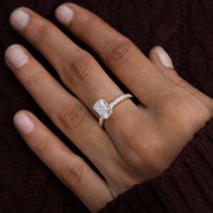 แหวนหมั้นเพชรทรงเรเดียนท์คัท ผลิตในห้องปฏิบัติการ พร้อมวงแหวนไฮโลแบบซ่อน ความใสระดับ VS1 มีตัวเลือกโลหะหลากหลาย ดีไซน์งานฝีมือที่เป็นเอกลักษณ์ - Product Image 3