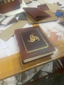 Diarios de cuero celta de tamaño jumbo de color granate oscuro hechos a medida con adornos de latón ideales para reventa - Product Image 2