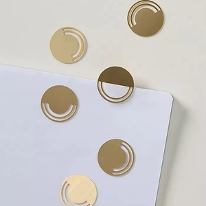 Marque-page en métal artisanal élégant avec des motifs faits à la main et un miroir argenté, parfait pour les amoureux des livres et les lecteurs - Product Image 1