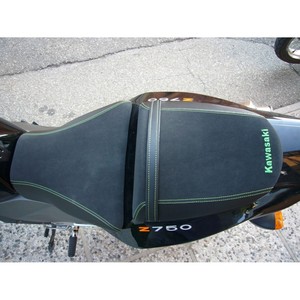 Kit de housse de siège personnalisée pour motos Kawasaki Z 750-1000, fabriqué en plastique durable et en cuir de qualité - Product Image 1
