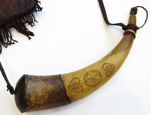 Taza de cerámica de cuerno vikingo festivo hecho a mano para hidromiel y cerveza para fiestas navideñas y alegrías navideñas - Product Image 3