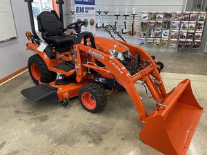 รถแทรกเตอร์สวน Kubota La344 พร้อมที่ตักด้านหน้า ระบบขับเคลื่อน 4 ล้อ สีแดง รถแทรกเตอร์อเนกประสงค์ - Product Image 4