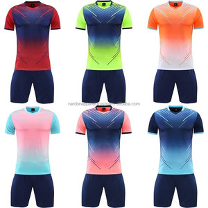 Nardon Apparel Ensemble de vêtements de football personnalisés Uniforme de football Maillot de football vintage Uniforme de football de haute qualité - Product Image 5