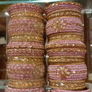 Bracelets Kundan antiques Bracelets de travail en pierre parfaitement conçus qui reflètent l'élégance traditionnelle et la beauté festive - Product Image 1