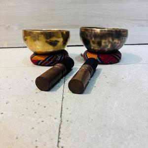 Bol chantant fait main en métal bronze traditionnel d'inspiration himalayenne avec design personnalisable pour la thérapie de bain par le son de guérison des chakras - Product Image 5