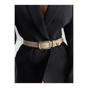 Cinturón de Mujer con Hebilla Cuadrada y Adorno de Corazón, para Pantalones, Chaquetas, Camisas y Vestidos - Beige-Negro - Product Image 1