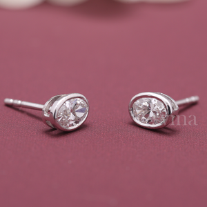 Boucles d'oreilles clous en or 18 carats avec diamant ovale solitaire cultivé en laboratoire certifié IGI, serti clos - Product Image 5