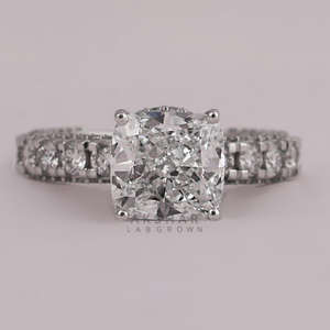 Laboratorio de corte de cojín de 3,0 CT cultivado con piedras preciosas verdes y diamantes redondos Ajuste de Halo oculto de moda en anillo de diamante de oro sólido de 18KT - Product Image 2