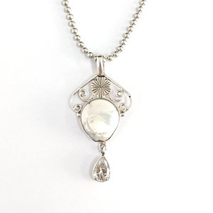 Pendentif multi-pierres de 6,8 grammes avec coquille en forme de goutte d'eau comme pierre principale, technologie d'incrustation par sertissage clos - Product Image 1