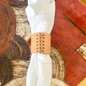 Nouveaux anneaux de serviette en cuir de conception de luxe de haute qualité pour les mariages et les faveurs disponibles au prix de gros - Product Image 1