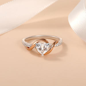 Bague de fiançailles Jeulia Amore Two Tone Twist personnalisée avec un cœur en diamant - Product Image 6