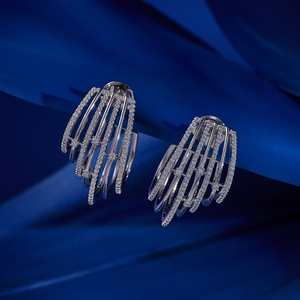 Boucles d'oreilles clous géométriques en zircon et perles pour femme, design vintage religieux et tendance, idéales pour les fêtes, en alliage de zinc plaqué or rhodié - Product Image 1