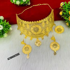 Collier ras du cou classique à chaîne en plaqué or avec bijoux en laiton au design floral pour fête et mariage - Product Image 4