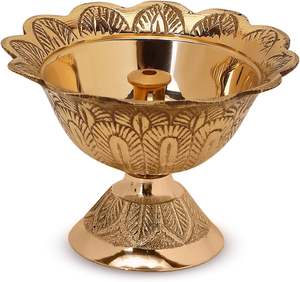 Plaque et support en laiton pur de qualité supérieure Diya en laiton pour Puja avec plaque décorative dorée avec support Diya en laiton profond - Product Image 2