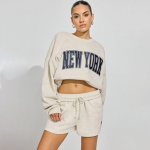 Sudadera de cuello redondo de gran tamaño para mujer, conjunto de pantalones cortos hasta la rodilla, Spandex/poliéster, dos piezas, informal, cómodo, Regular, sólido - Product Image 1