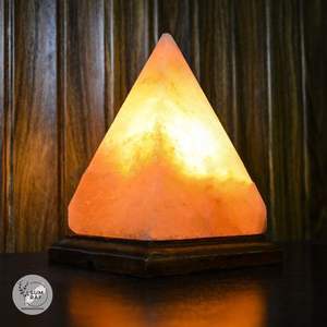 Lampe exclusive pyramide de sel rose de l'Himalaya avec design en forme de cœur sculpté à la main et base en bois de style romantique pour la décoration intérieure - Product Image 6