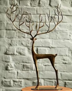 Gran estatua de Reno de metal ideal para decoraciones navideñas y celebraciones de invierno - Product Image 2