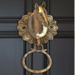 Un distinguido aldaba de latón con cabeza de caballo, una declaración hermosa y poderosa para su puerta, disponible a precios al por mayor. - Product Image 1