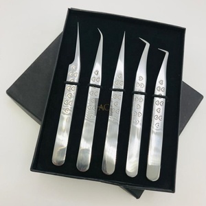 Pinzas de pestañas de acero inoxidable y plata de alta calidad Pinzas de extensión de pestañas con agarre de corazón sostenible - Product Image 1